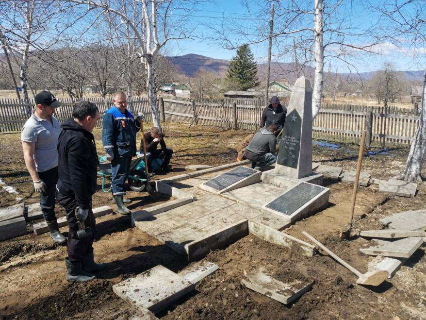 ДЭК вносит вклад в сохранение памяти: энергетики благоустраивают места захоронений участников ВОВ ДЭК вносит вклад в сохранение памяти: энергетики благоустраивают места захоронений участников ВОВ