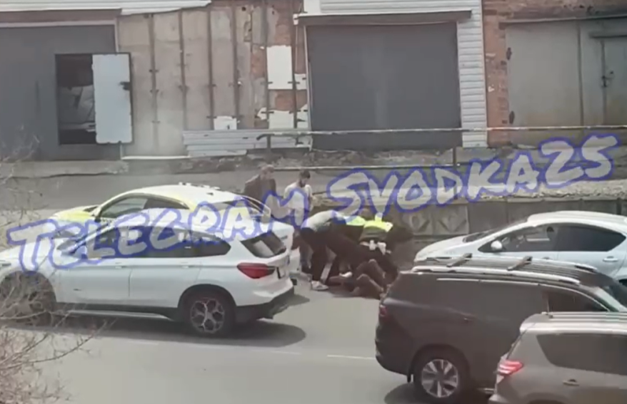 Жесткое задержание пассажира такси во Владивостоке попало на видео