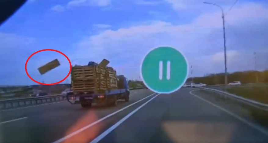"На волосок от смерти": шокирующий случай на дороге в Приморье попал на видео