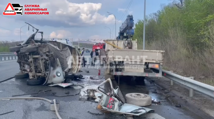 Страшное ДТП парализовало движение на въезде во Владивосток