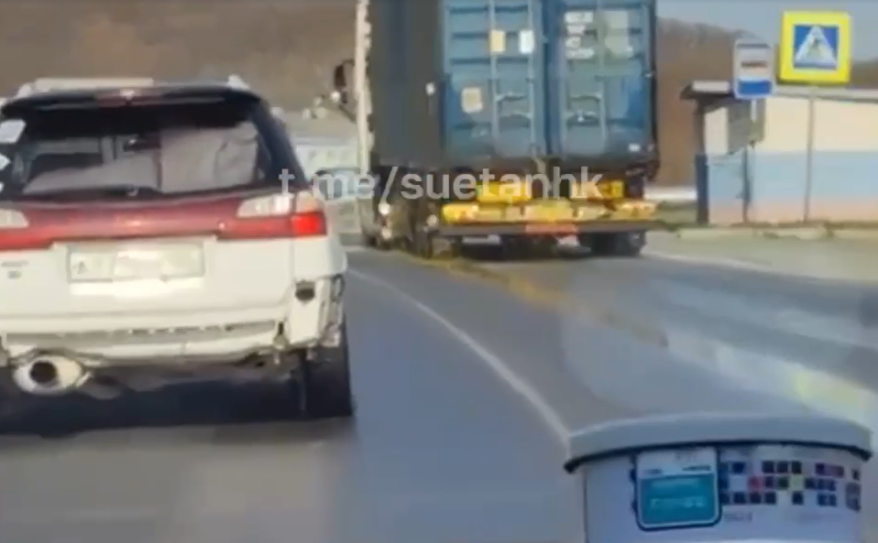 "Осторожно, автолюбители": десятки тонн масла вылились на дорогу в Приморье