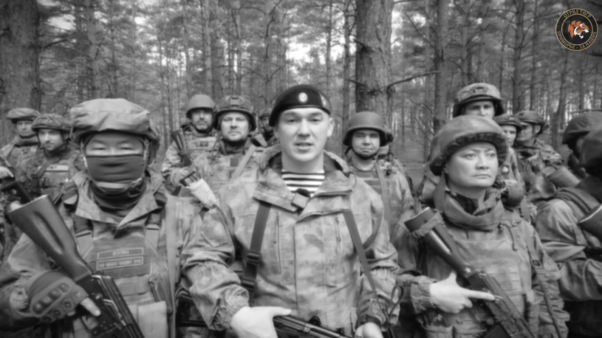 Бойцы добровольческого отряда "Тигр" поздравляют приморцев с Днем Победы