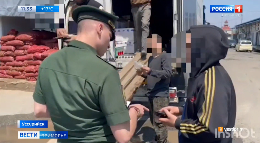 Трех мигрантов отловили на рынке в Уссурийске и доставили в военкомат