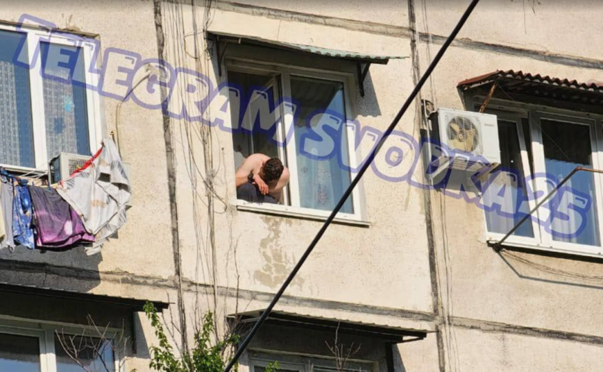 Мужчина уснул на подоконнике шестого этажа в Приморье