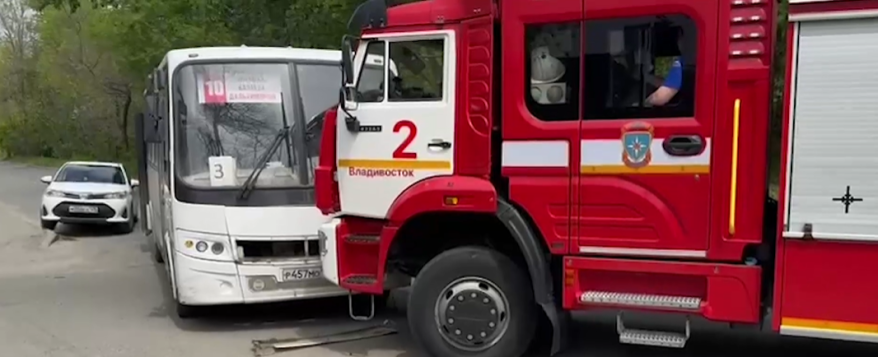Пожарная машина врезалась в пассажирский автобус во Владивостоке