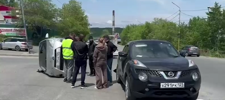 "Аква" влетела в "Жука" и перевернулась во Владивостоке "Аква" влетела в "Жука" и перевернулась во Владивостоке