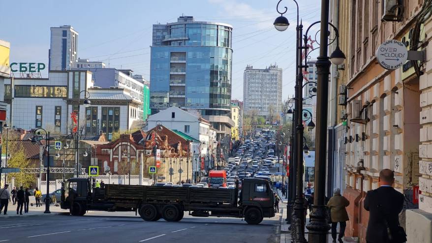 Центр города перекрыт: Владивосток второй день подряд встречает утро большими пробками