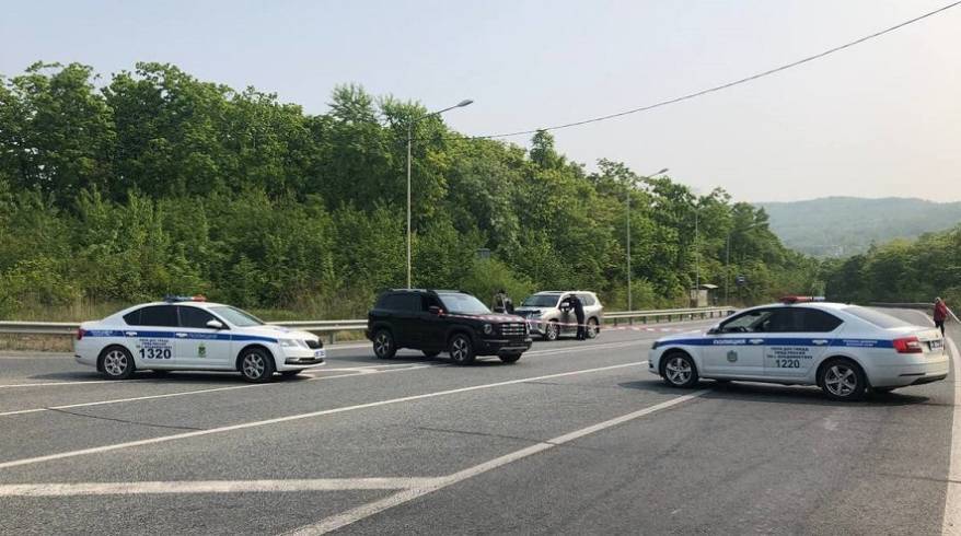 Два автомобиля вывезли из зоны оцепления во Владивостоке Два автомобиля вывезли из зоны оцепления во Владивостоке