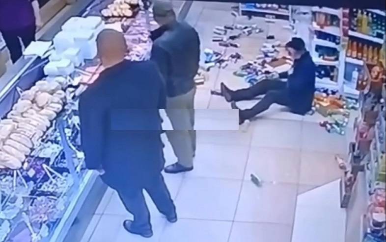 Головой пробил: инцидент в супермаркете Находки попал на видео