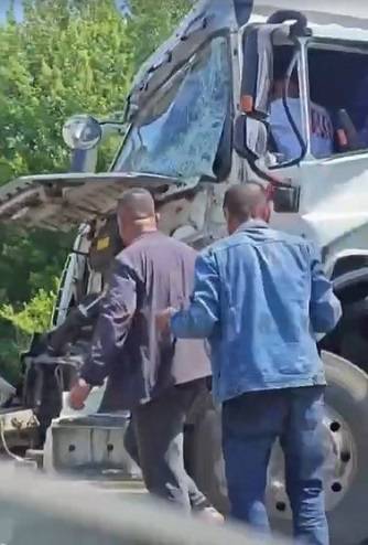 Пассажира кабины зажало при столкновении двух грузовиков в Приморье