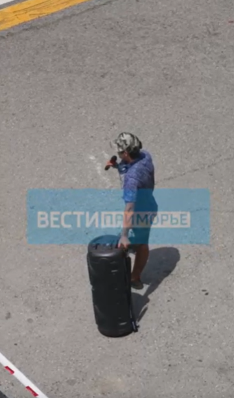 Мужчина устроил шоу под окнами телецентра во Владивостоке