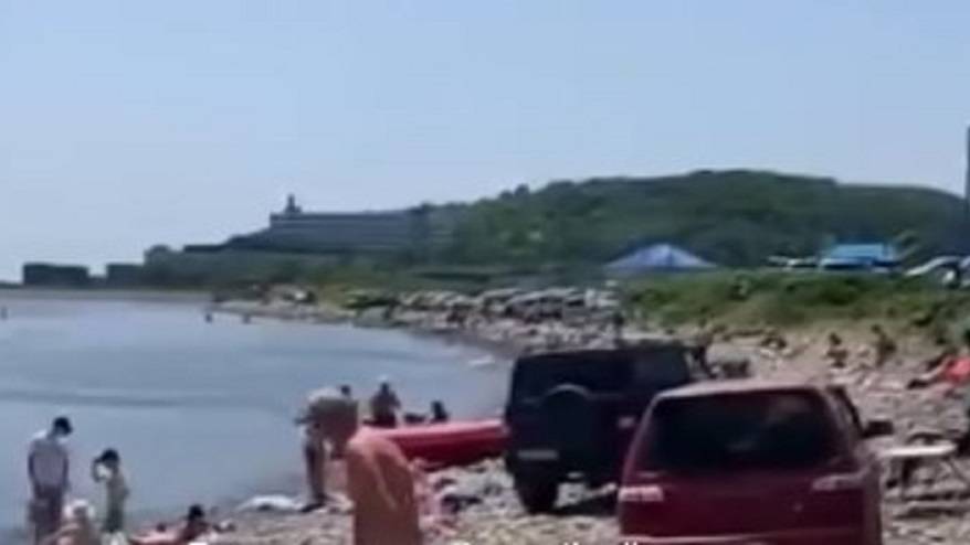 Отдыхающие из пляжа на Патрокле сделали парковку Отдыхающие из пляжа на Патрокле сделали парковку