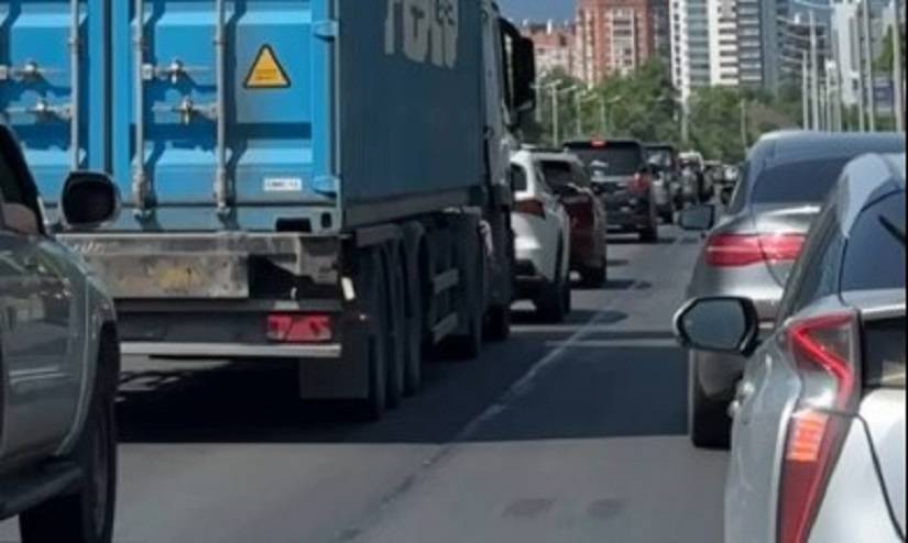 Многокилометровая пробка на трассе: машины встали из-за двух ДТП Многокилометровая пробка на трассе: машины встали из-за двух ДТП