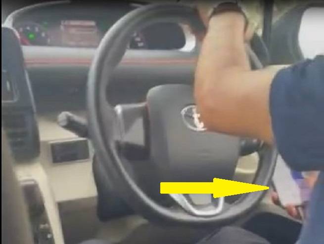 «Ехать и молиться»: игра в карты таксиста за рулем напугала женщину-пассажира «Ехать и молиться»: игра в карты таксиста за рулем напугала женщину-пассажира