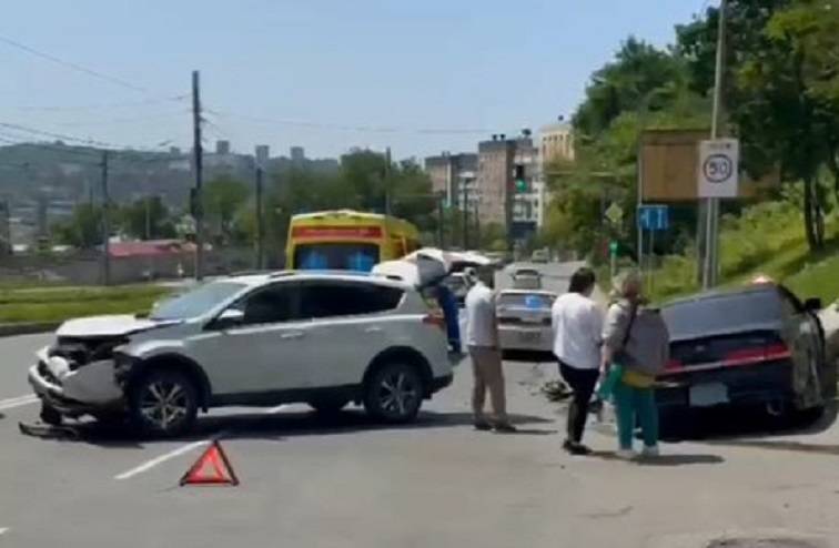 Машины «раскурочены», на месте ДТП во Владивостоке - скорая Машины «раскурочены», на месте ДТП во Владивостоке - скорая