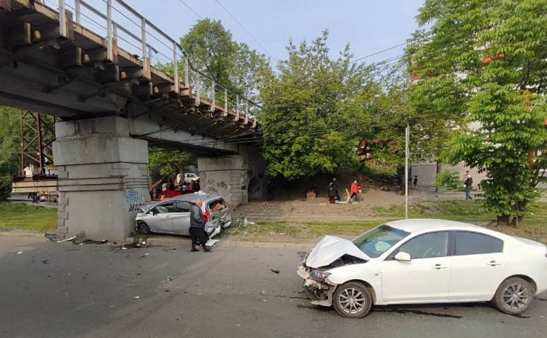 «В авто были дети»: машина влетела в опору моста во Владивостоке «В авто были дети»: машина влетела в опору моста во Владивостоке