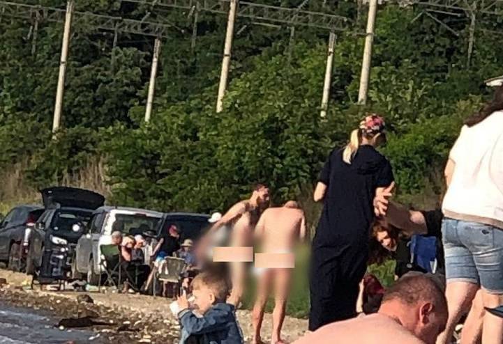 Два голых мужика шокировали отдыхающих на пляже Владивостока