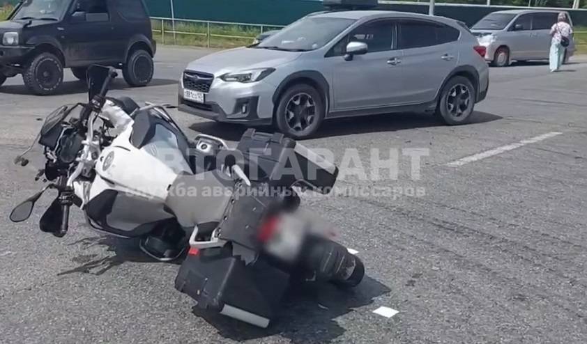 Мотоциклиста госпитализировали после столкновения с седаном на дороге Приморья