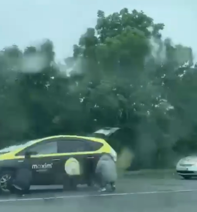 Опасно на дороге: целая колонна из поврежденных авто выстроилась вдоль трассы в Приморье