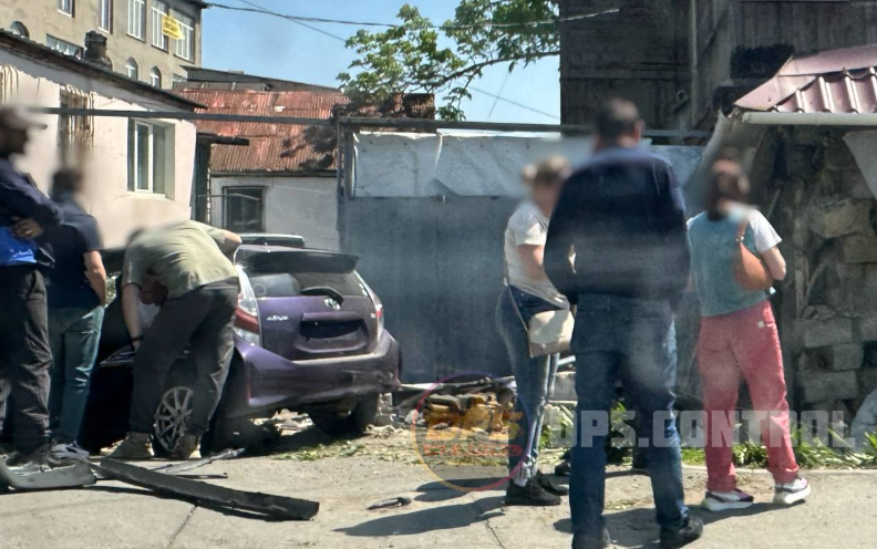 Жесткое ДТП: автомобиль вылетел с проспекта во двор жилого дома во Владивостоке Жесткое ДТП: автомобиль вылетел с проспекта во двор жилого дома во Владивостоке