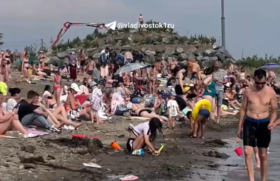 На пляжах Владивостока аншлаг, несмотря на рабочий день