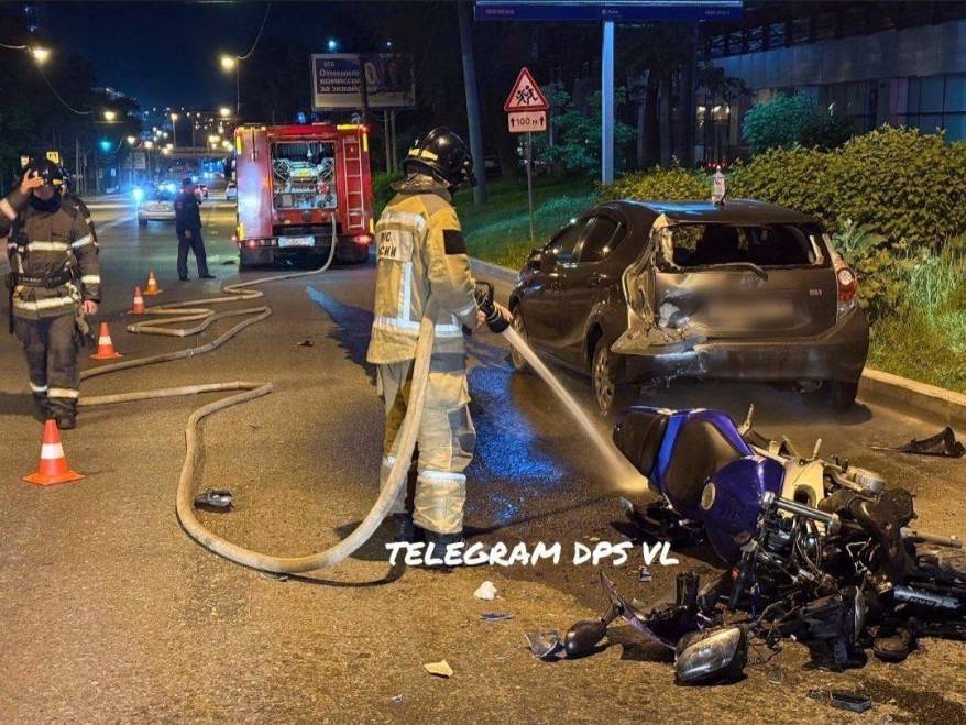 "Разлетелся в клочья": жесткий таран устроил водитель мотоцикла во Владивостоке