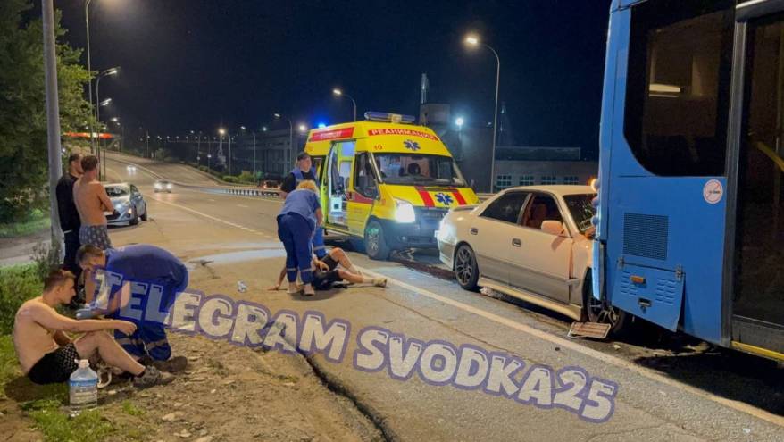 Toyota Mark II протаранил пассажирский автобус во Владивостоке Toyota Mark II протаранил пассажирский автобус во Владивостоке