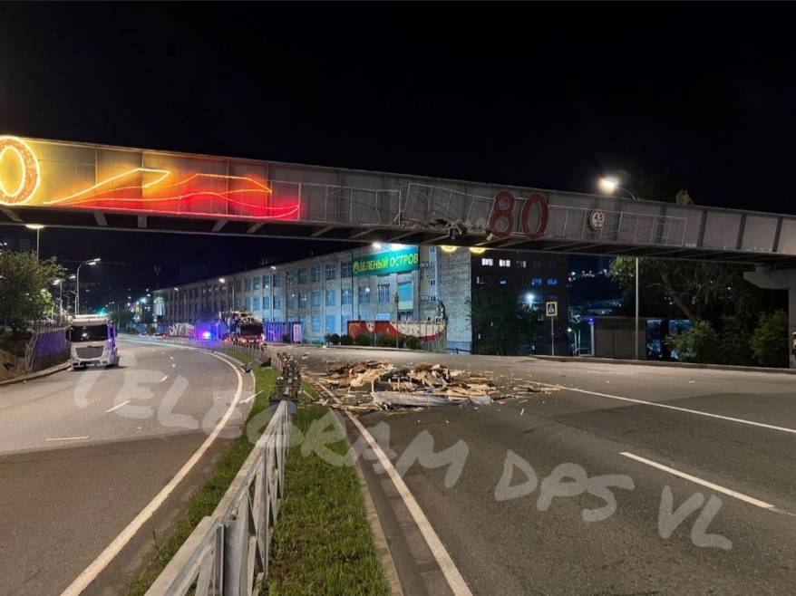 Большегруз врезался в виадук во Владивостоке Большегруз врезался в виадук во Владивостоке