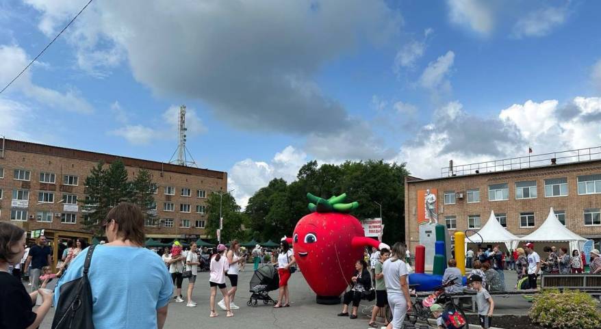«Клубничный парад» перекрыл автомобильное движение в центре Спасска-Дальнего