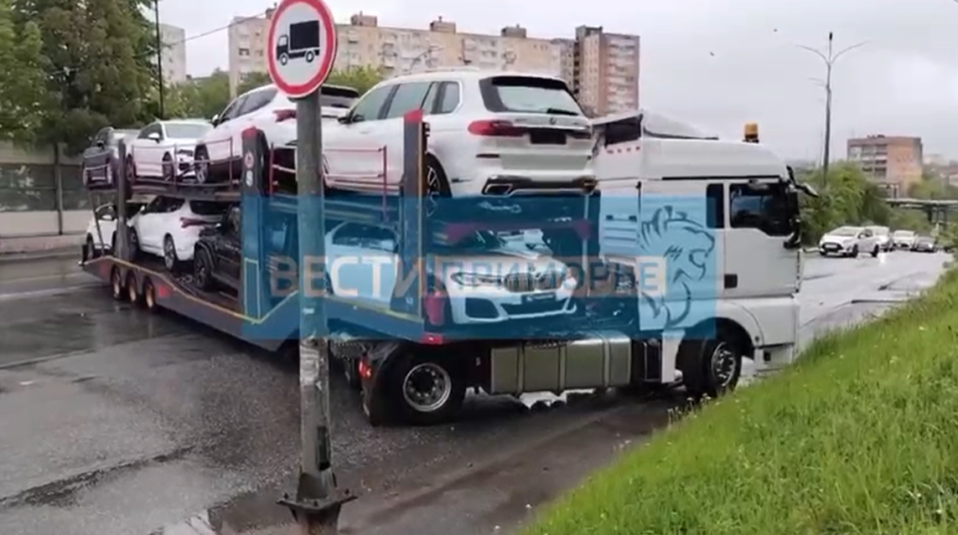 Автовоз блокировал движение автотранспорта на трафиковой дороге Владивостока