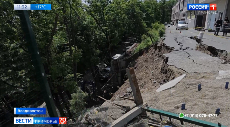 Во Владивостоке ограничен доступ к жилому дому и детсаду после обрушения подпорной стены