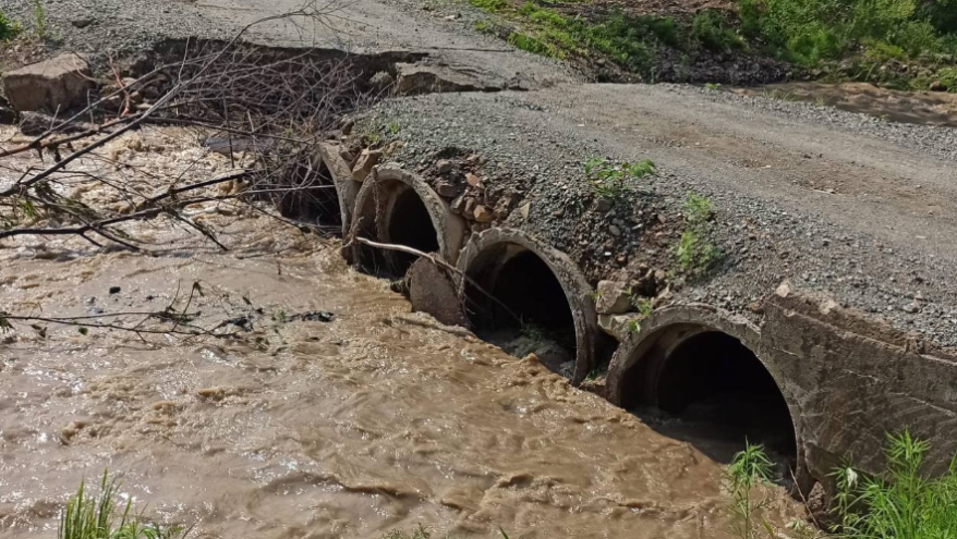 Проезда нет: ливнями размыло дорогу в районе поселка Барановский