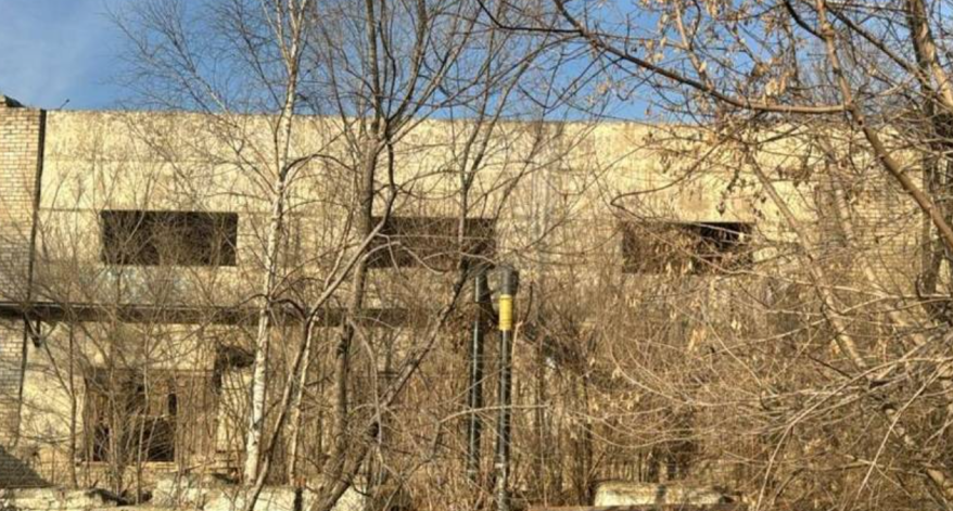 Девочка провалилась в открытый люк на крыше заброшенного здания: владельца ждет суд Девочка провалилась в открытый люк на крыше заброшенного здания: владельца ждет суд
