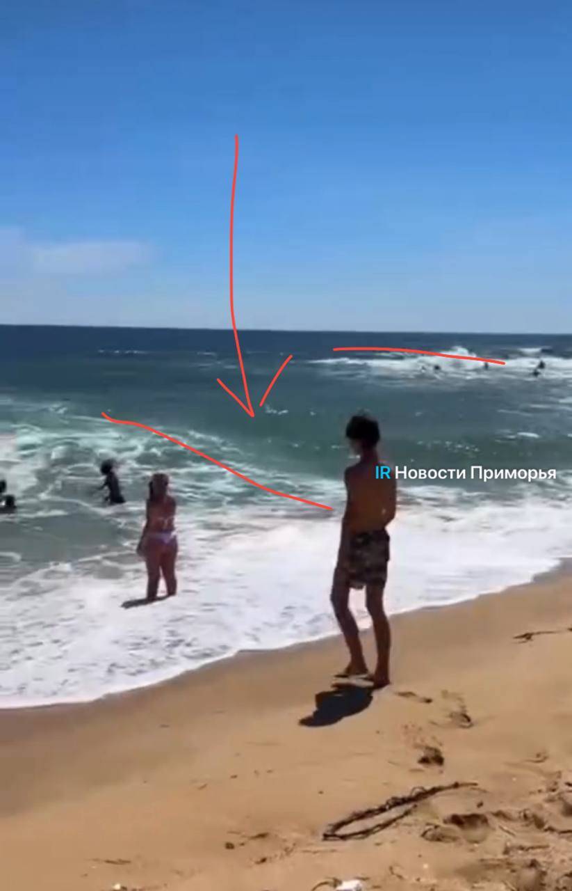 Тягун уносит в море отдыхающих на пляже в Ливадии