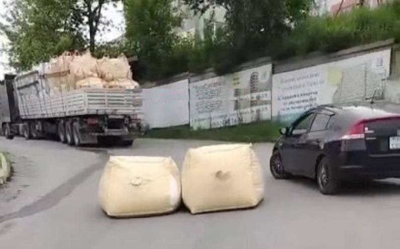 «Хорошо, никто не влетел»: грузовик потерял биг-бэги на дороге Владивостока