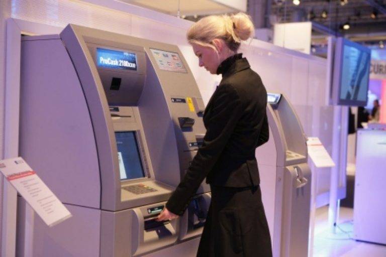 Россиян призвали снимать наличные с карт Россиян призвали снимать наличные с карт