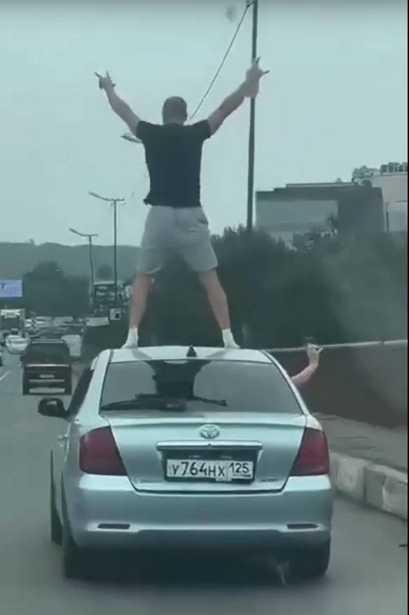 Мужчина прокатился в полный рост на крыше автомобиля во Владивостоке
