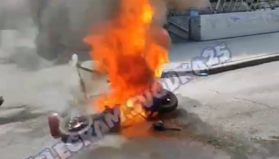 Мотоцикл сгорел на дороге в центре Владивостока
