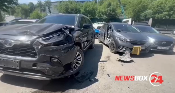 Toyota против парковки: кроссовер устроил массовое ДТП во Владивостоке