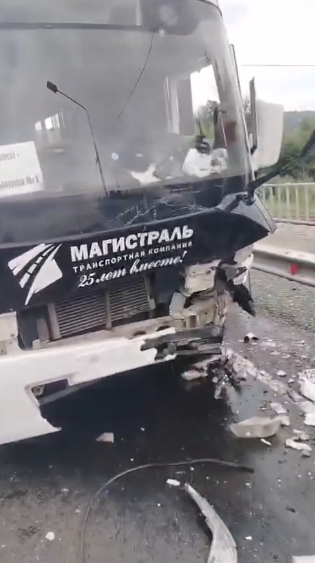 "Мы повылетали все": пассажирский автобус попал в жесткое ДТП в Приморье
