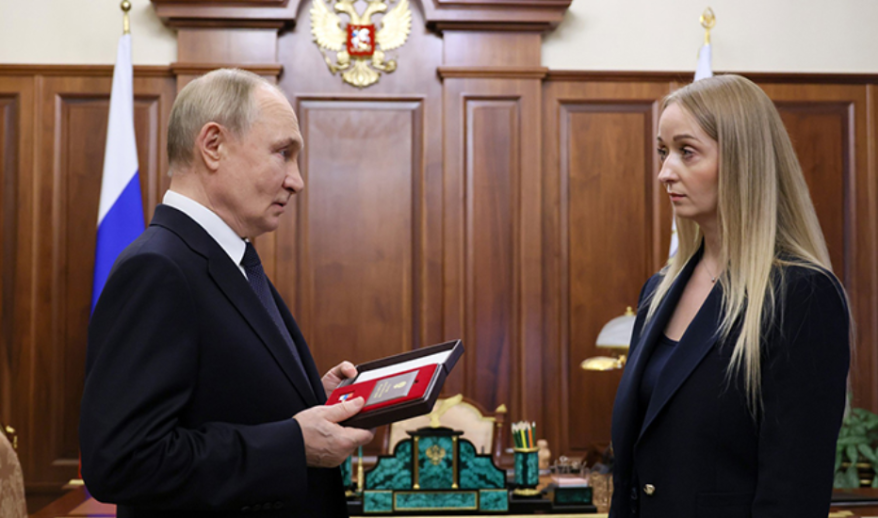 Владимир Путин встретился с вдовой дважды Героя России Михаила Гудкова