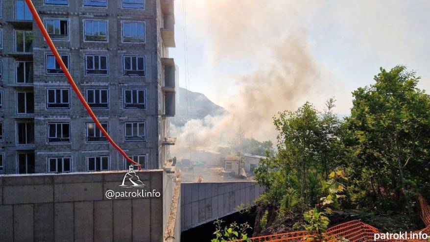Пожар вспыхнул на стройке во Владивостоке Пожар вспыхнул на стройке во Владивостоке