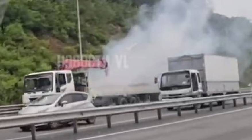 Трасса в дыму, автокран полыхает на объездной во Владивостоке Трасса в дыму, автокран полыхает на объездной во Владивостоке