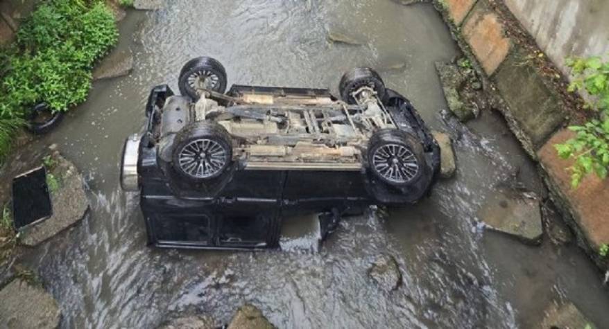 Стало известно, кто был за рулем Mercedes, рухнувшего в речку во Владивостоке Стало известно, кто был за рулем Mercedes, рухнувшего в речку во Владивостоке
