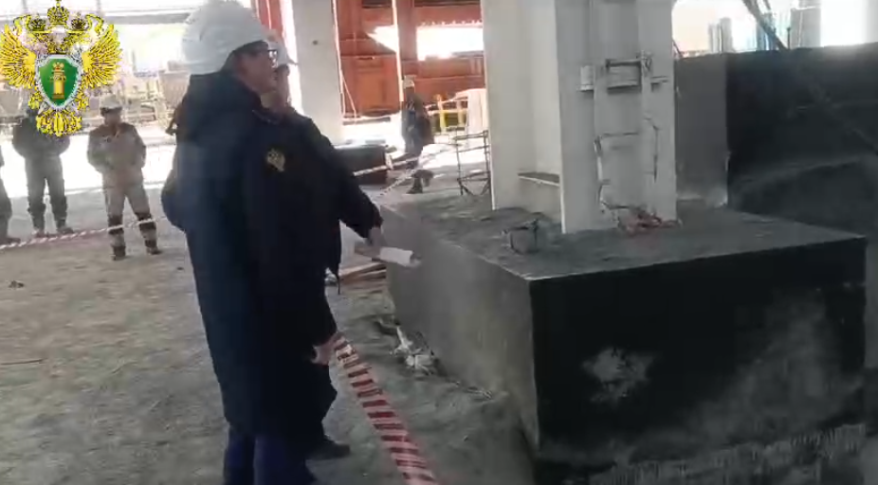 Маляр во время проведения работ упал с высоты 12 метров в Приморье и погиб