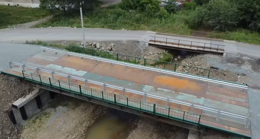Новый мост установили на месте аварийного в поселке Новонежино