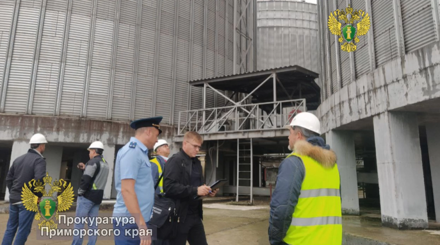 Жуткая смерть: мужчина задохнулся в зерне на элеваторе в Приморье