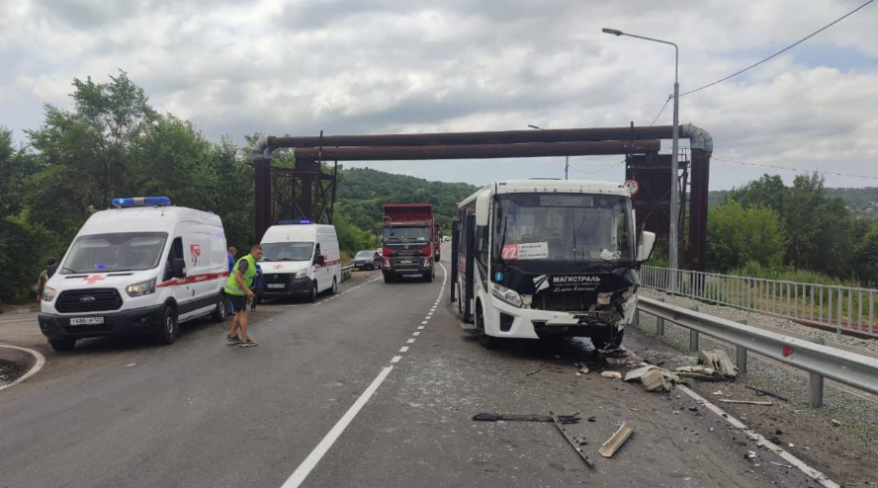 Три человека пострадали в ДТП с участием пассажирского автобуса в Приморье
