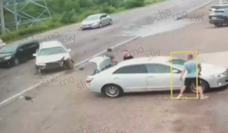 В Уссурийске "гонщик" чуть не сбил людей на обочине