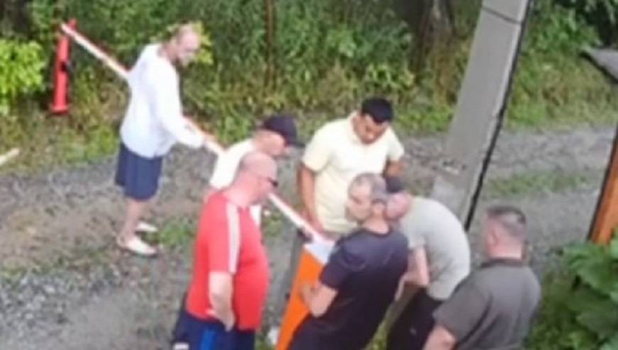 Снесли шлагбаум и помчались: водители «взяли штурмом» дорогу в СНТ, объезжая пробку